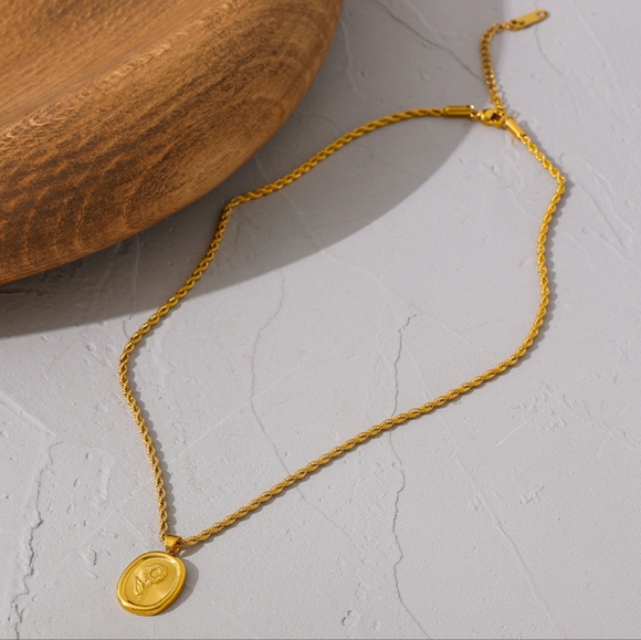 Awesome Oval Flower Necklace - Picture 3 of 8